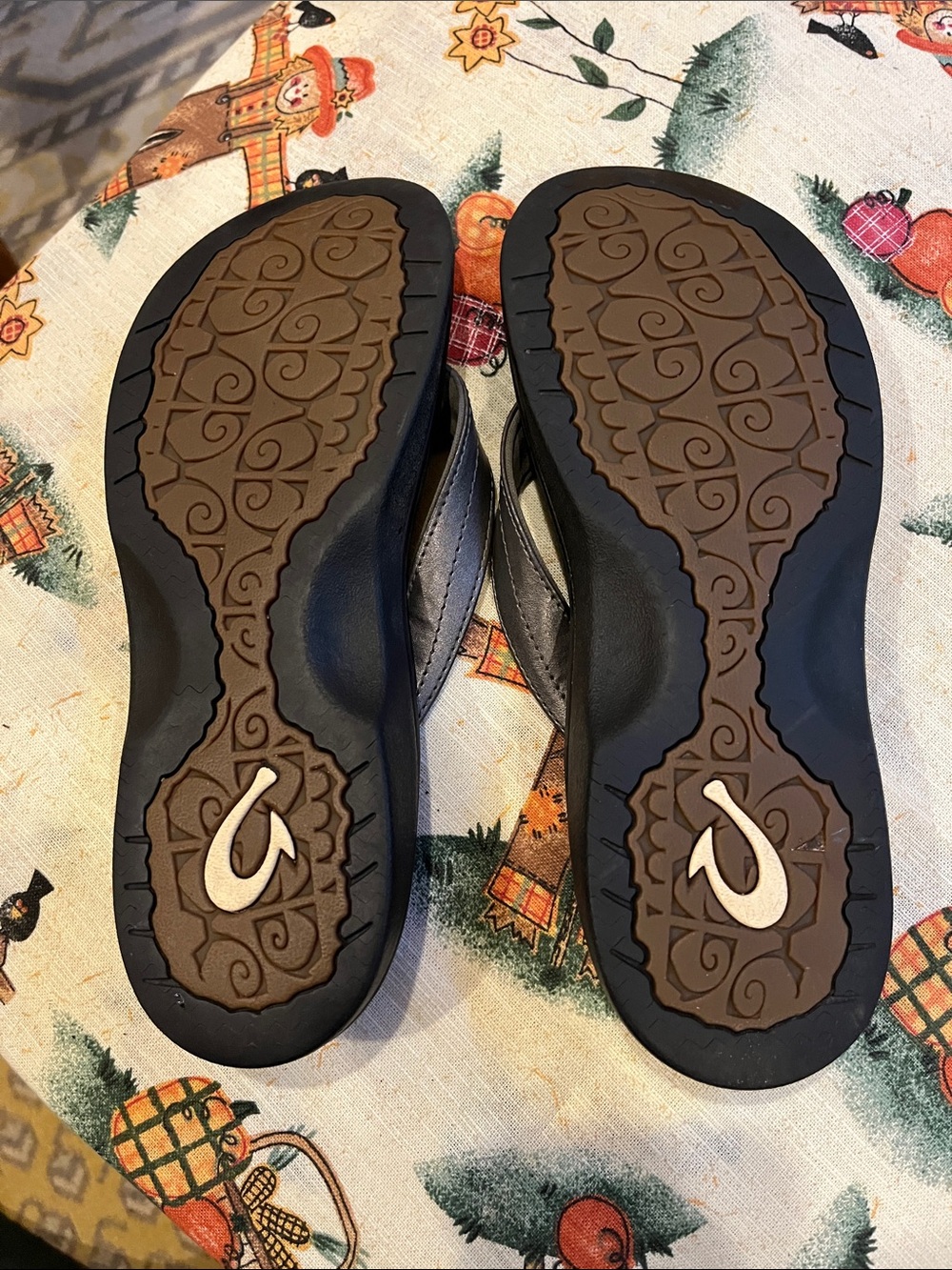 OluKai Womens Pewter Leather Flip Flop Sandals - Picture 2 of 8